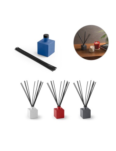 Diffuseur d'arômes en bouteille de verre avec couvercle en bois. Les tiges du diffuseur sont en rotin