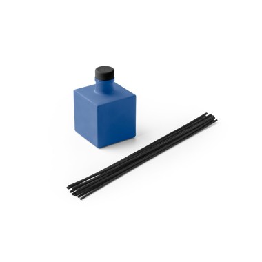 Diffuseur d'arômes en bouteille de verre avec couvercle en bois. Les tiges du diffuseur sont en rotin, une fibre naturelle parfa