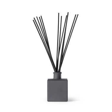 Diffuseur d'arômes en bouteille de verre avec couvercle en bois. Les tiges du diffuseur sont en rotin, une fibre naturelle parfa