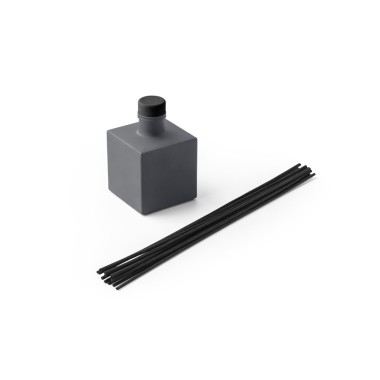 Diffuseur d'arômes en bouteille de verre avec couvercle en bois. Les tiges du diffuseur sont en rotin, une fibre naturelle parfa