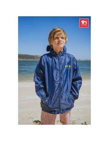 Coupe-vent pour enfant (unisexe) en taffetas 100% polyester (65 g/m²). Contient une capuche avec des bouchons de serrage et une 