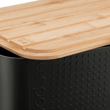 Boite à pain en matière sans BPA et couvercle bambou. Le couvercle en bambou peut également servir de planche à découper, avec d