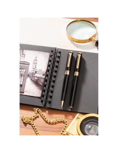 Set roller et stylo bille en métal avec éléments en or 18 carats. Fourni dans un écrin matelassé. Encre noire. ø12 x 136 mm | Co