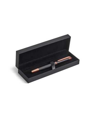 Roller en métal avec relief discret sur le corps. Fourni dans un écrin matelassé. Encre noire ø11 x 137 mm | Coffret: 179 x 55 x