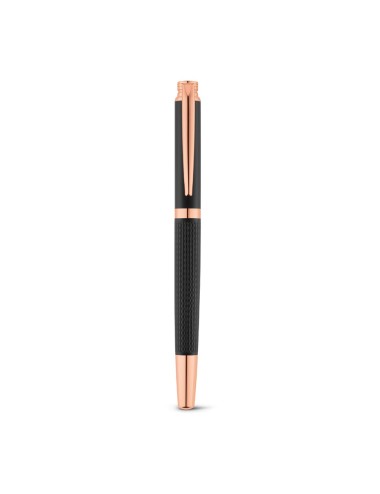 Roller en métal avec relief discret sur le corps. Fourni dans un écrin matelassé. Encre noire ø11 x 137 mm | Coffret: 179 x 55 x