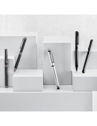 Le AUTOGRAPH est un ensemble de stylo à bille et un roller sophistiqué. Le roller est en métal avec finition noire mate et capuc