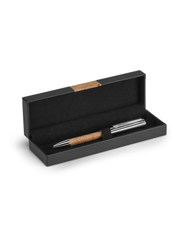 inspiré du chêne-liège. Stylo éco-responsable avec mécanisme twist et clip metalique. Encre bleue. Fourni dans un coffret cadeau
