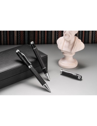 Set roller et stylo bille en métal et fibre de carbone, avec clip métallique. Stylo bille avec mécanisme twist. Fourni dans un é