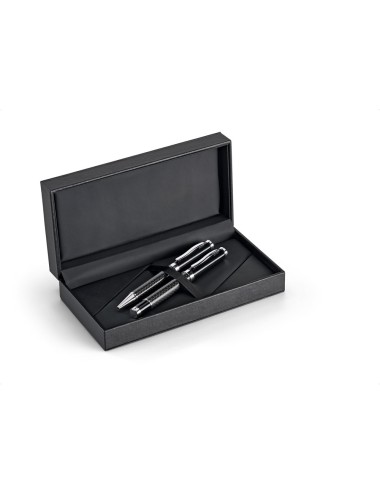 Set roller et stylo bille en métal et fibre de carbone, avec clip métallique. Stylo bille avec mécanisme twist. Fourni dans un é