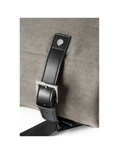 tels que la suspension d'une veste ou le support d'un cordon de casque. Sangles et poignée rembourrées avec renfort pour les mai