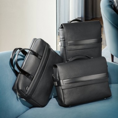 et à l'avant comporte plusieurs poches intérieures qui facilitent le rangement. Le compartiment principal avec fermeture est com