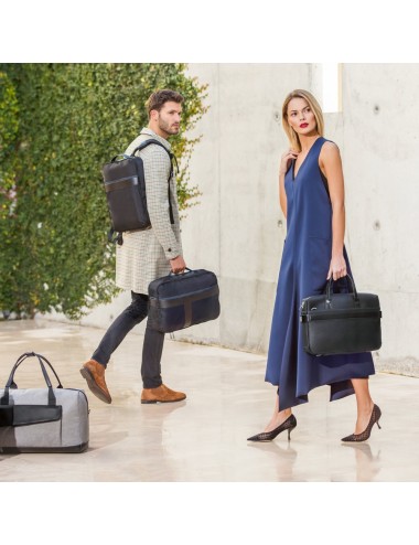 d'une poche arrière antivol et d'un compartiment principal avec deux poches rembourrées à l'intérieur