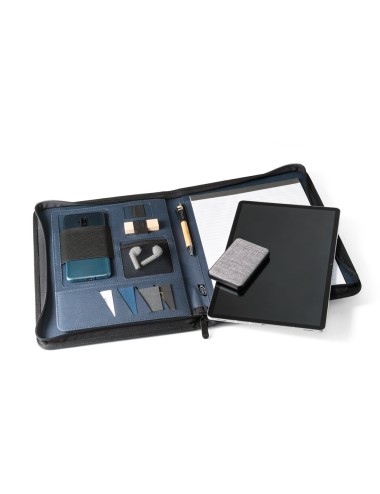 Conférencier A4 en rPET 300D avec fermeture éclair. Intérieur en rPET 210D avec plusieurs poches, compartiment pour smartphone j