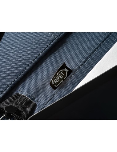 Conférencier A4 en rPET 300D avec fermeture éclair. Intérieur en rPET 210D avec plusieurs poches, compartiment pour smartphone j