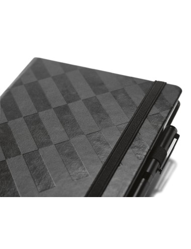 GEOMETRIC est un carnet A5 relié en simili cuir, comportant 256 pages lignées, sur du papier issu de la gestion durable des forê