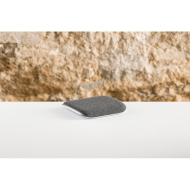 ce qui en fait un allié au quotidien. Contient un indicateur de charge LED et a une puissance de charge maximale de 15W. Livré d