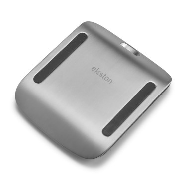 HORDE est un chargeur sans fil qui fusionne l'alliage de zinc et le tissu dans une intersection parfaite qui culmine en un objet