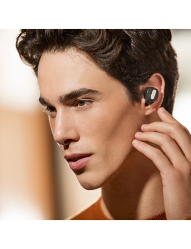 bouton pour répondre aux appels et connexion à la playlist de l'appareil mobile. Le boîtier de charge est inclus