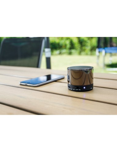 capacité pour la radio FM. Compatible avec tous les appareils et permet la transmission bluetooth. Contient un câble USB/DC 5 V/