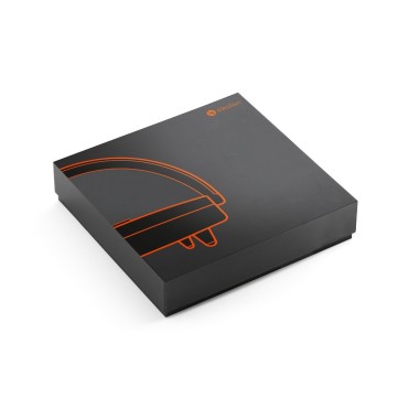 des entrées 5V/2'1A et 9V/1'67A et des sorties 5V/1A et 9V/1'2A. Livré dans une boîte cadeau noire et avec un câble de chargemen